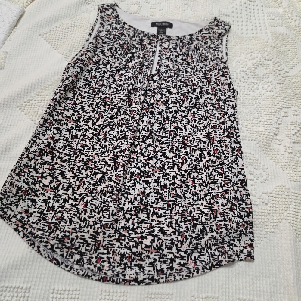 White House Black Market Abstract Pleated Front Keyhole Blouse Size Small
